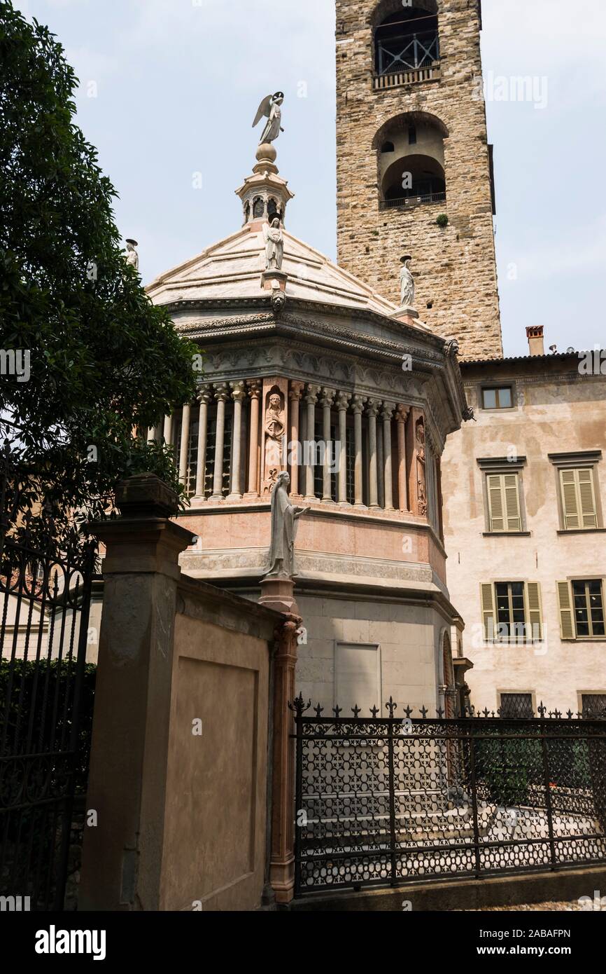 Baptistère et Civic Tower (Torre Civica), la Piazza del Duomo, haut de la Ville (Ville Haute). Bergame, Lombardie, Italie, Europe. Banque D'Images