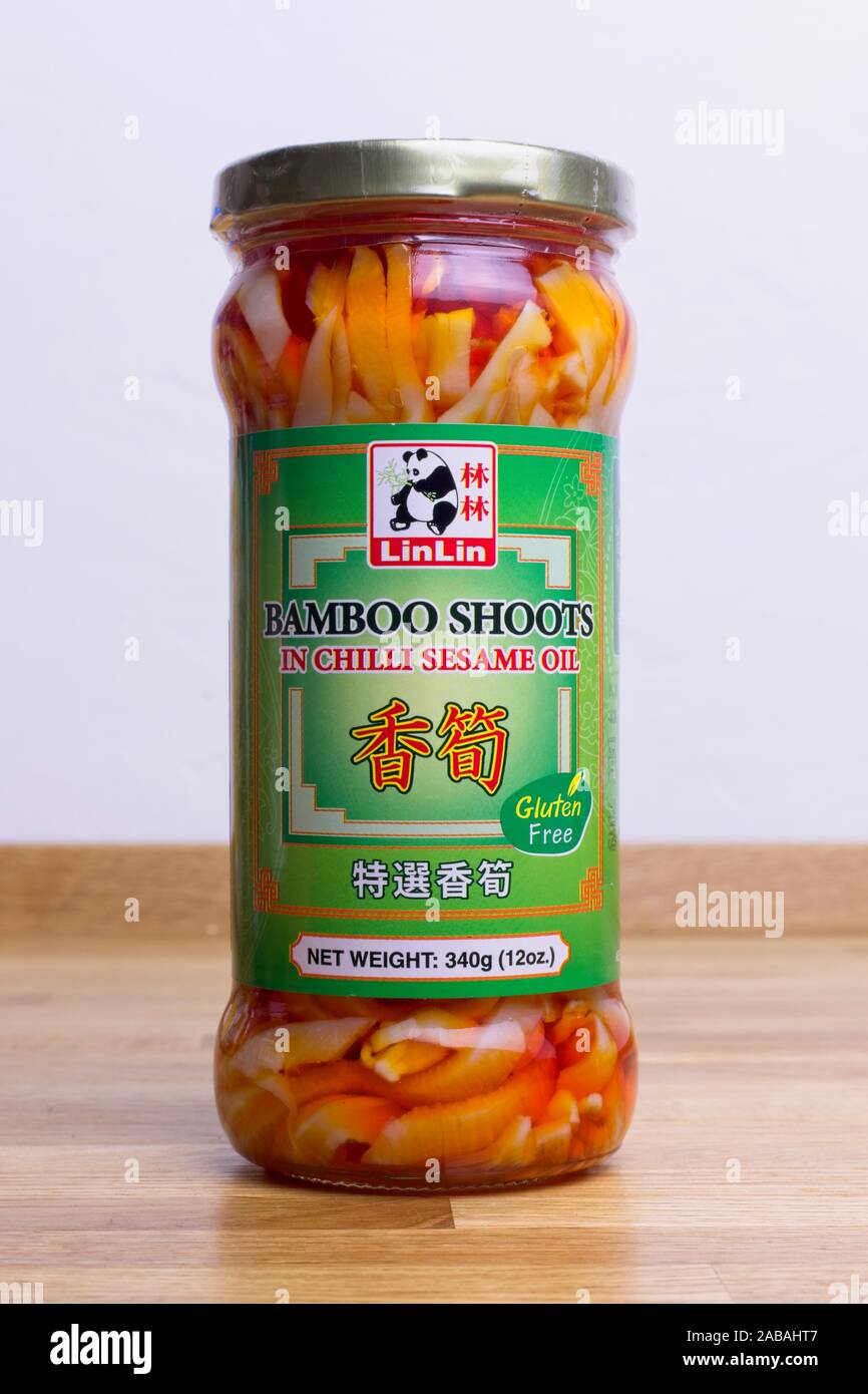 Bocal en verre de pousses de bambou en tranches dans du piment et l'huile  de sésame, fabriqué par Lin Lin Photo Stock - Alamy