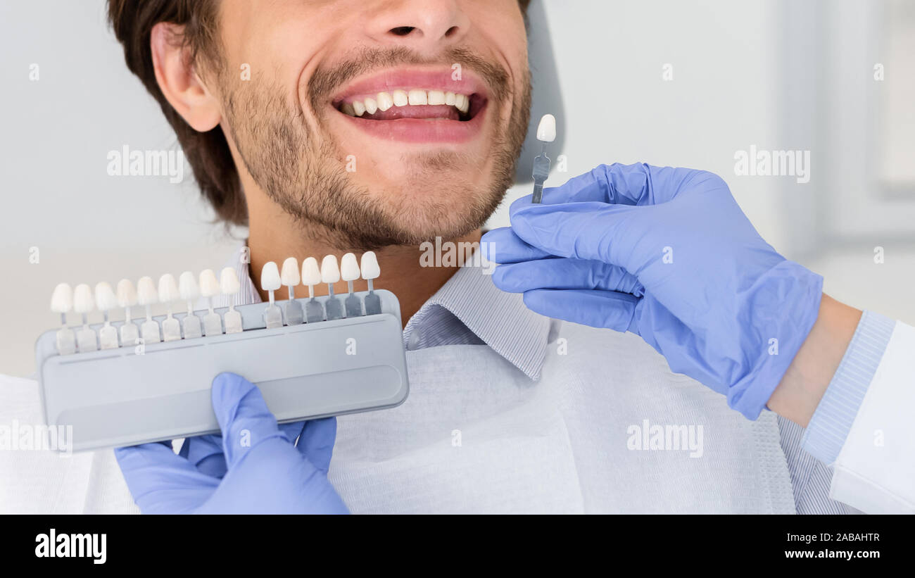 L'application de l'échantillon dentiste à grande échelle des dents Dents smiling man Banque D'Images