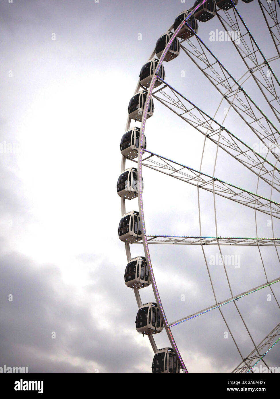 Avis de grande roue au Winter Wonderland, Hyde Park, London, UK. Plus grande roue transportable en Europe Banque D'Images