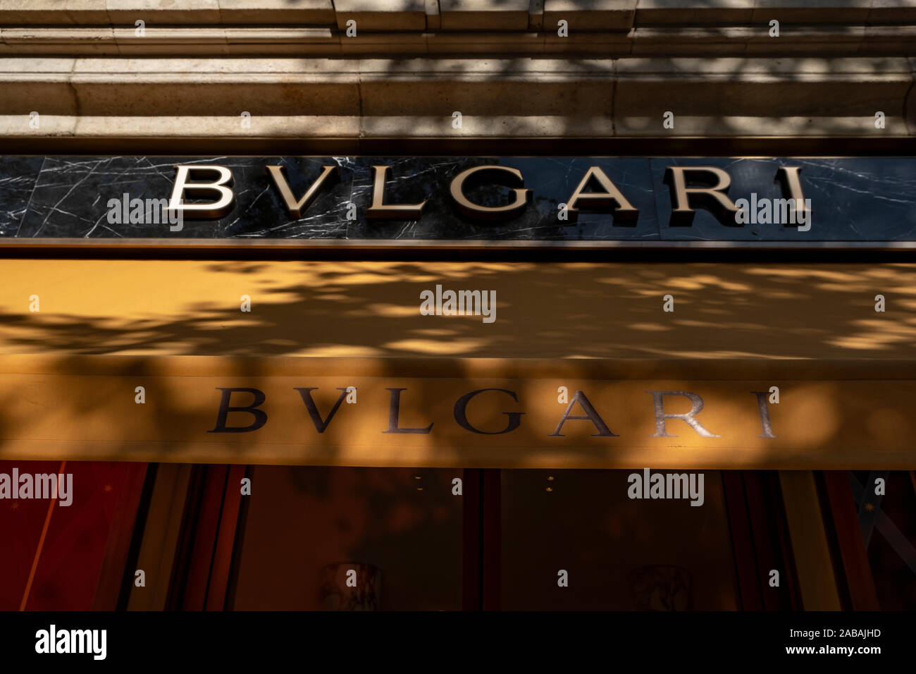 Le logo BVLGARI, une société italienne spécialisée dans la conception de bijoux et de faire des articles de luxe, vu à la Passeig de Gràcia store.un boulevard d'un peu plus d'un kilomètre, le Passeig de Gràcia store rassemble des marques commerciales les plus importantes dans le monde de la mode et accessoires de luxe. Le vendredi noir de la campagne commerciale détermine le début de la plus importante période de vente orientée vers la période de Noël. Banque D'Images