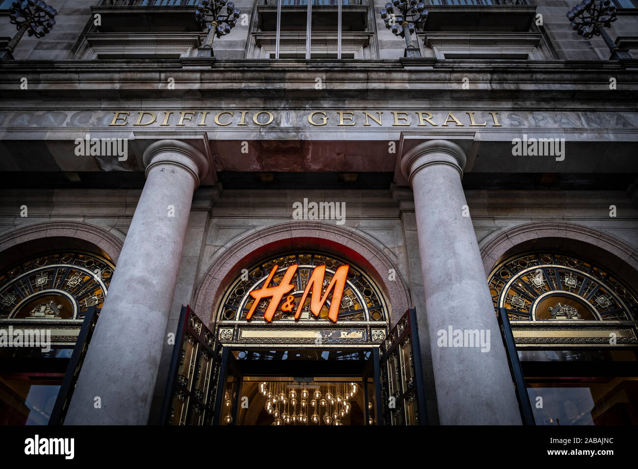 Le logo H&M, la chaîne suédoise de magasins de vêtements et d'accessoires,  vu à la Passeig de Gràcia store.un boulevard d'un peu plus d'un kilomètre,  le Passeig de Gràcia store rassemble des