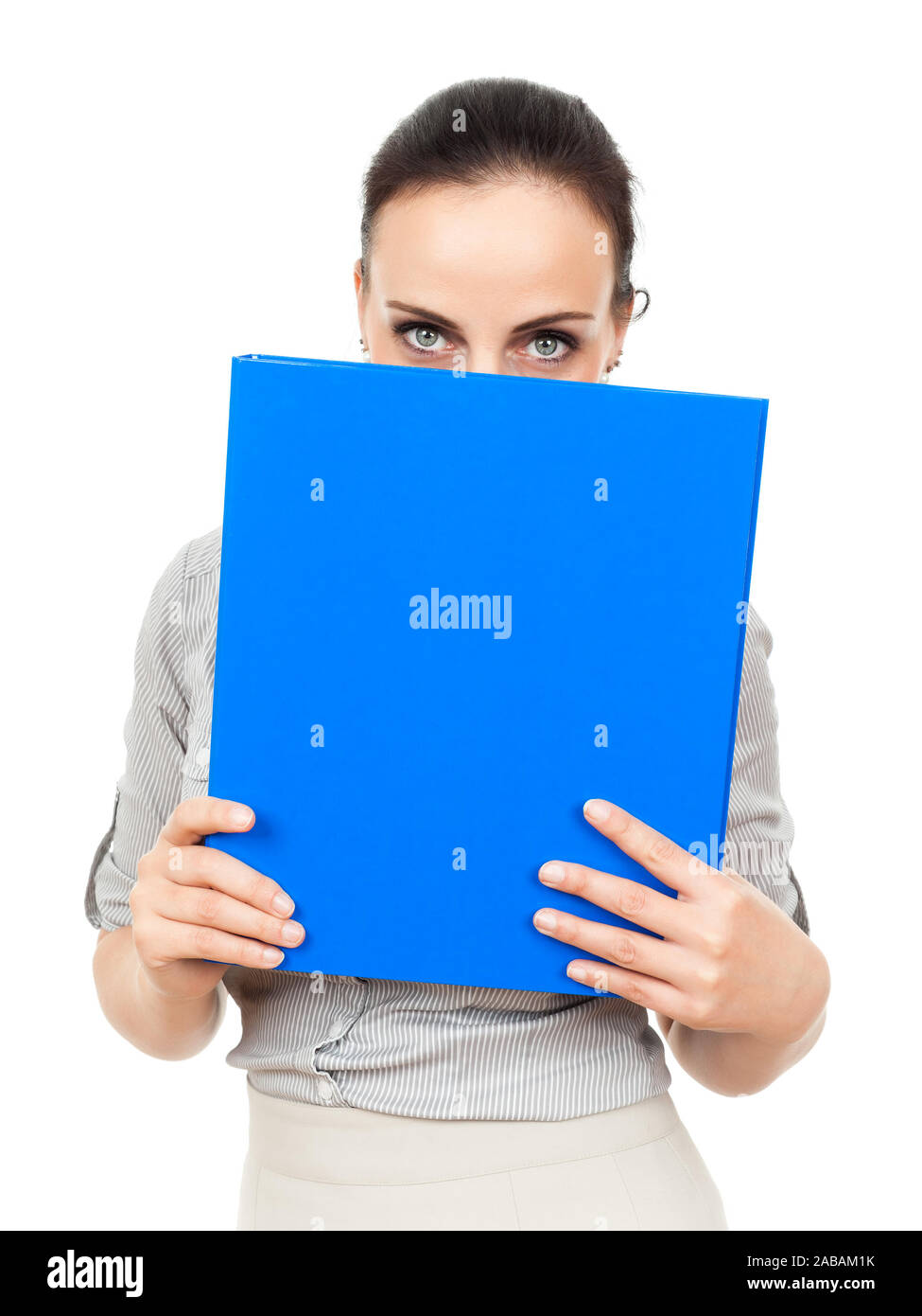 Eine huebsche Geschaeftsfrau, die sich hinter einer blauen image Heftmappe Banque D'Images