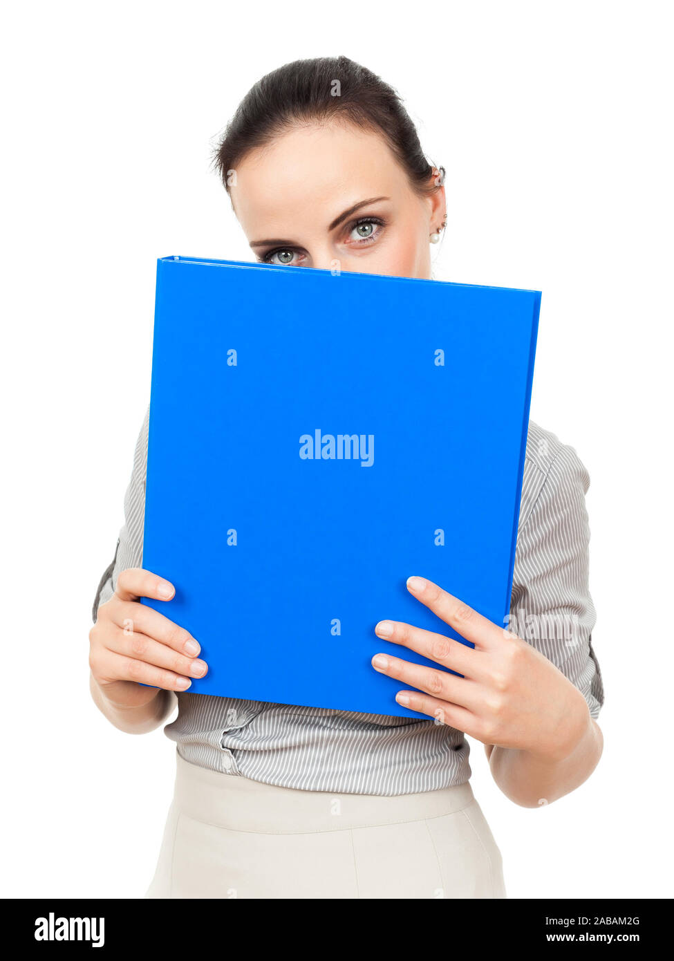 Eine huebsche Geschaeftsfrau, die sich hinter einer blauen image Heftmappe Banque D'Images