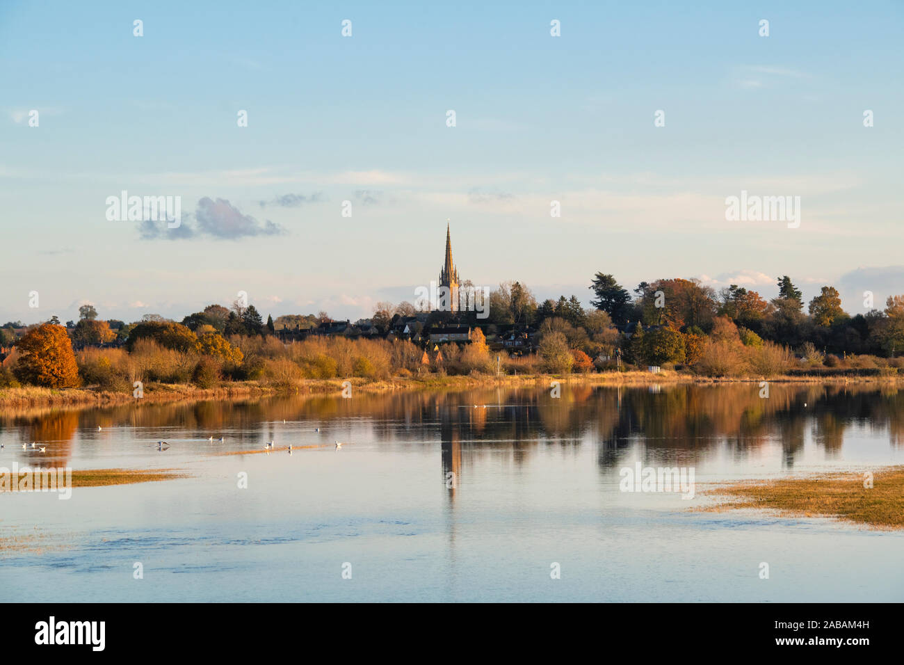 Kings - reflétée dans l'eau d'inondation de l'Église à travers la vallée de cherwell en automne. Rois Sutton, Nr Banbury, Northamptonshire, Angleterre Banque D'Images