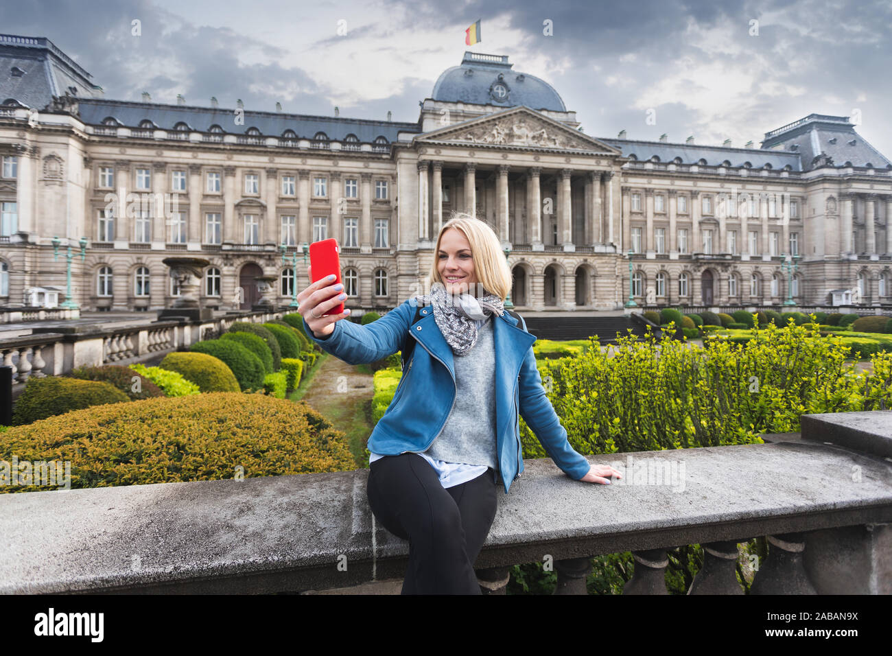 Woman posing sur fond de Palais Royal de Bruxelles, Belgique Banque D'Images