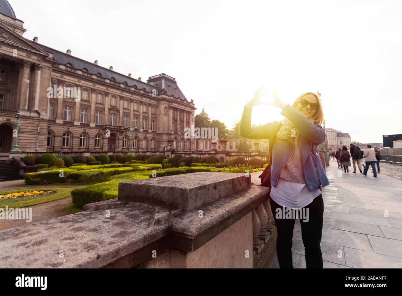 Femme fait mains le symbole du coeur sur l'arrière-plan du Palais Royal à Bruxelles, Belgique Banque D'Images