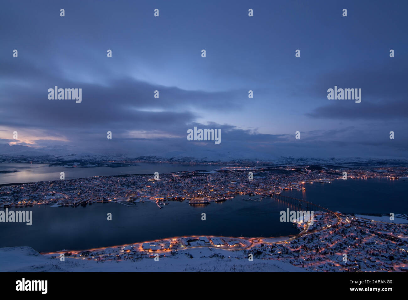 Skandinavien, Norwegen, Blaue Stunde aufgenommen über Tromsö, Norwegen, im Februar. Banque D'Images