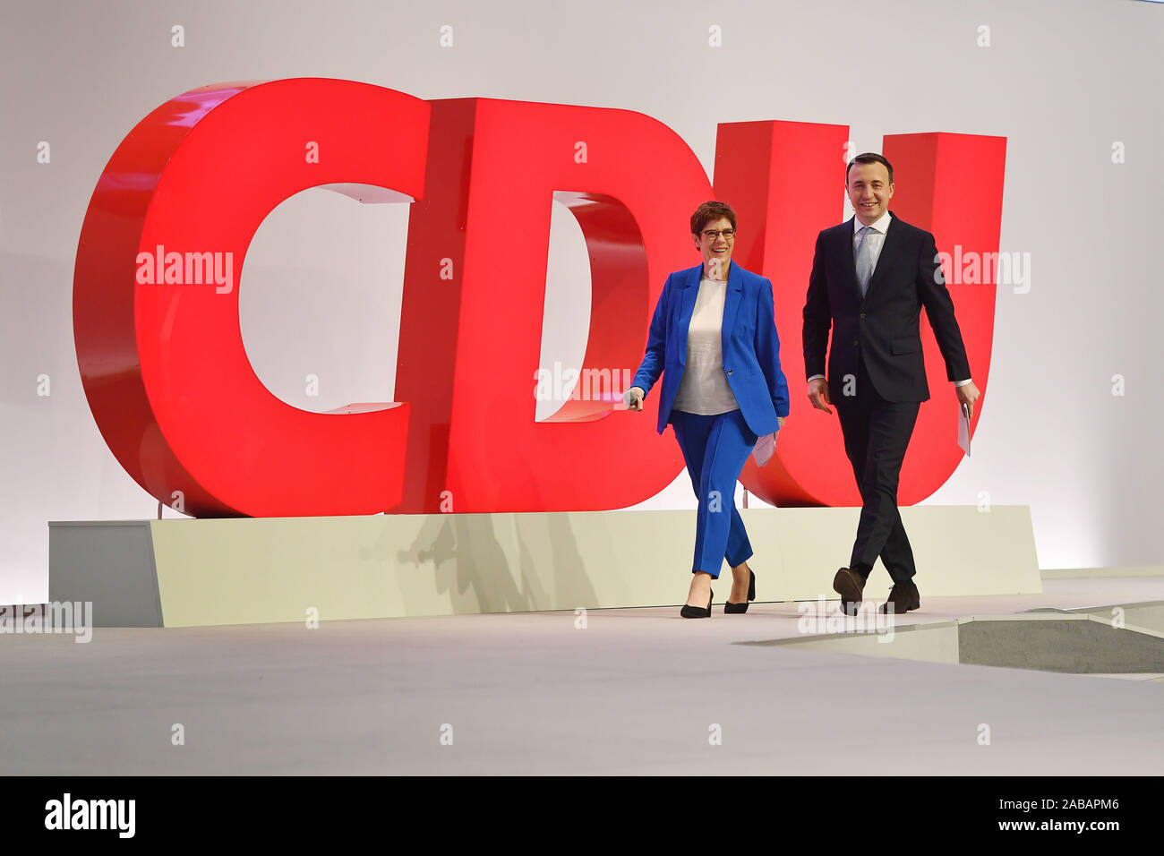 Leipzig, Allemagne. 22 Nov, 2019. Annegret KRAMP KARRENBAUER (CDU) président et secrétaire général Paul ZIEMIAK entrent en scène en face de la CDU d'un logo. Parti 32e jour de la CDU Allemagne sur 22.11.2019, Centre de congrès de Leipzig, l'utilisation dans le monde entier | Credit : dpa/Alamy Live News Banque D'Images