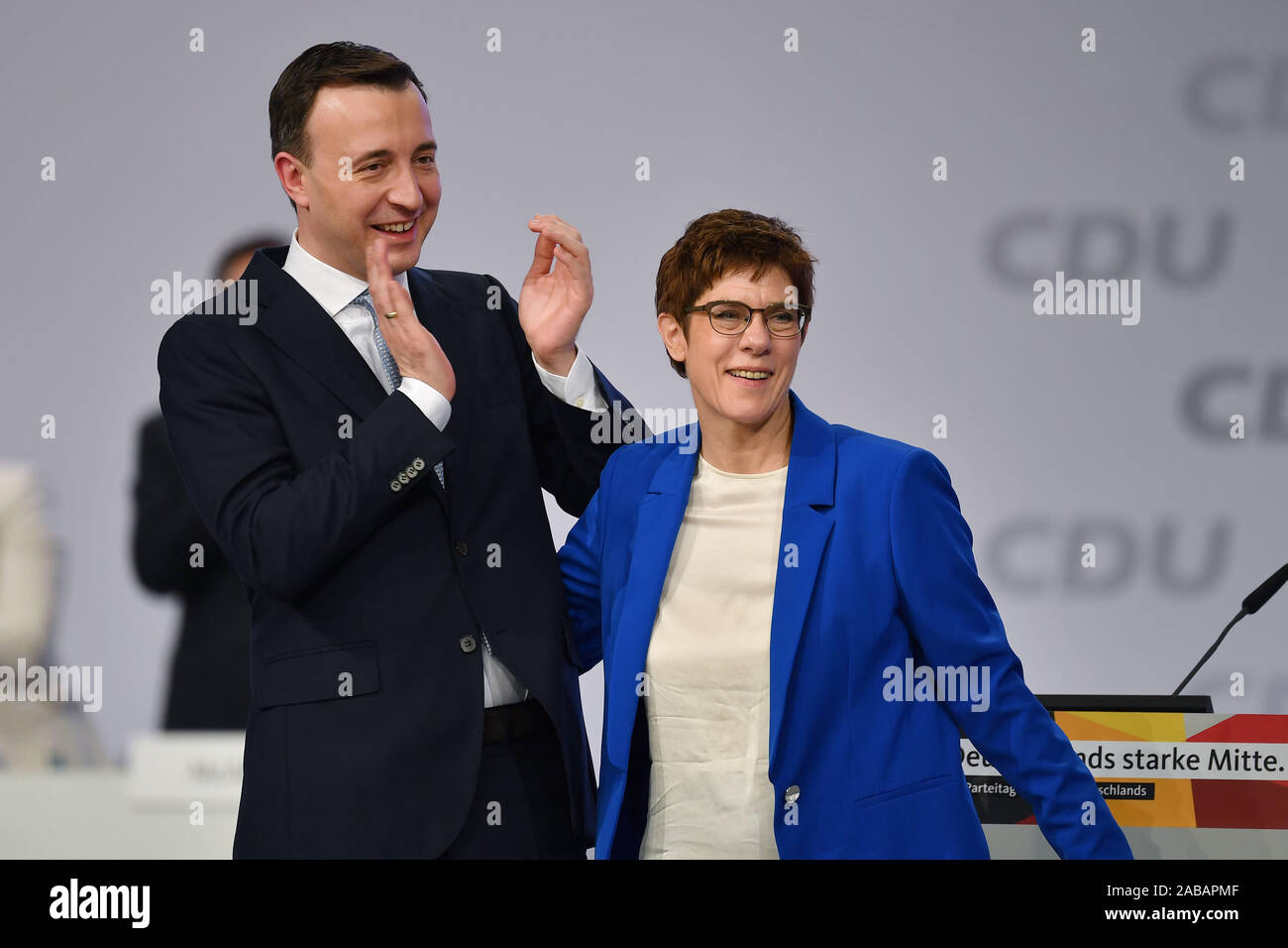 Leipzig, Allemagne. 22 Nov, 2019. Secrétaire général Paul ZIEMIAK et Annegret KRAMP KARRENBAUER CDU (président) après leurs discours, permettez-célébrer la joie, soulagement, 32e jour du parti CDU Allemagnes sur 22.11.2019, Centre des Congrès, Leipzig | Conditions de crédit dans le monde entier : dpa/Alamy Live News Banque D'Images