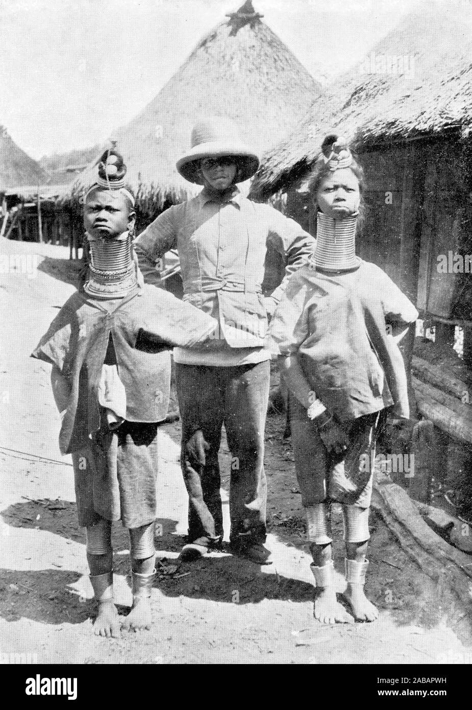 Portrait en demi-teinte d'un espace européen de la visite de femmes Padaung dans leurs village durant le Prince of Wales's tour de l'Inde en 1906 Banque D'Images