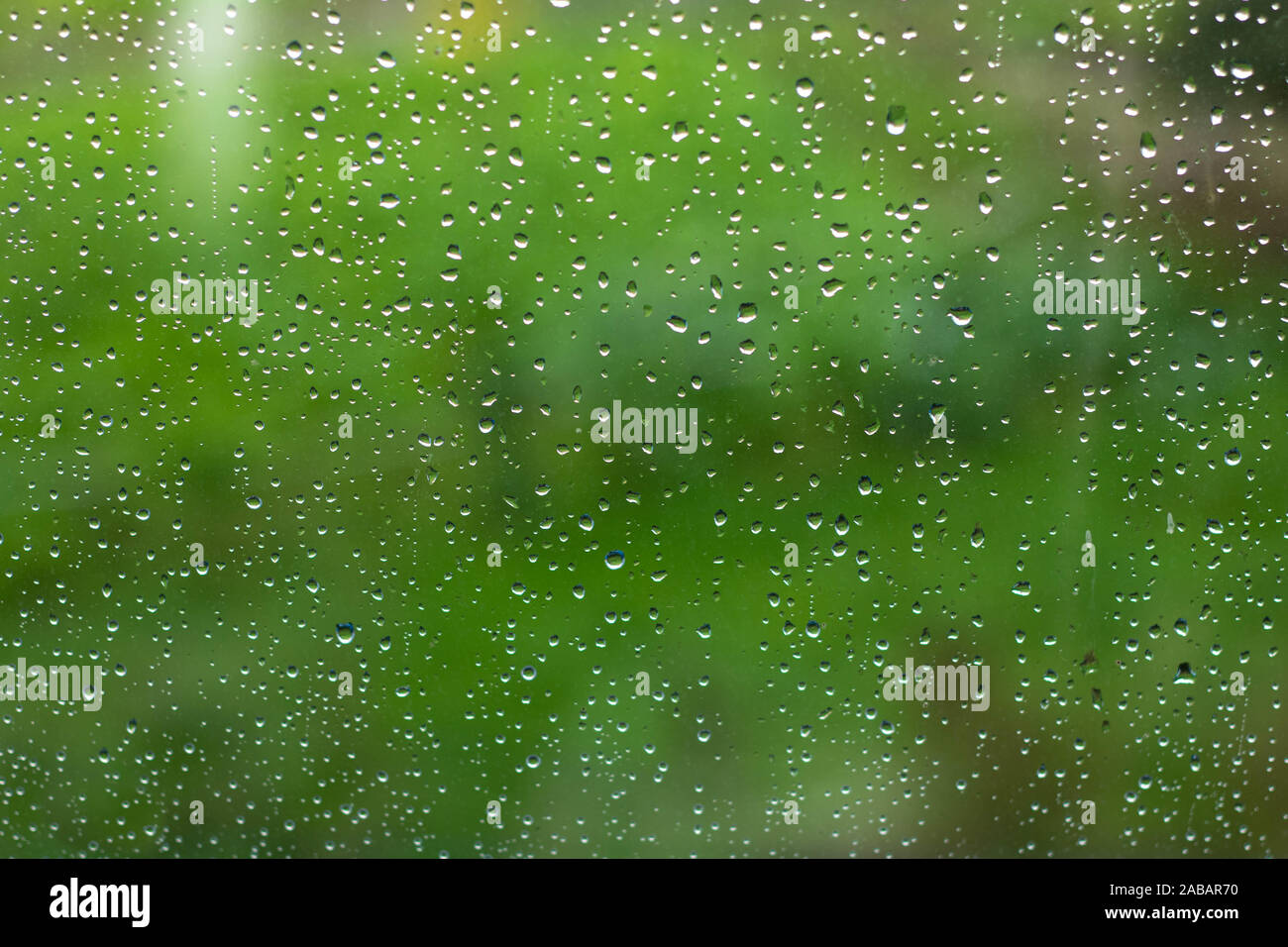 Coruna / Espagne - 5 novembre 2019 : gouttes de pluie sur une fenêtre sur fond vert Banque D'Images