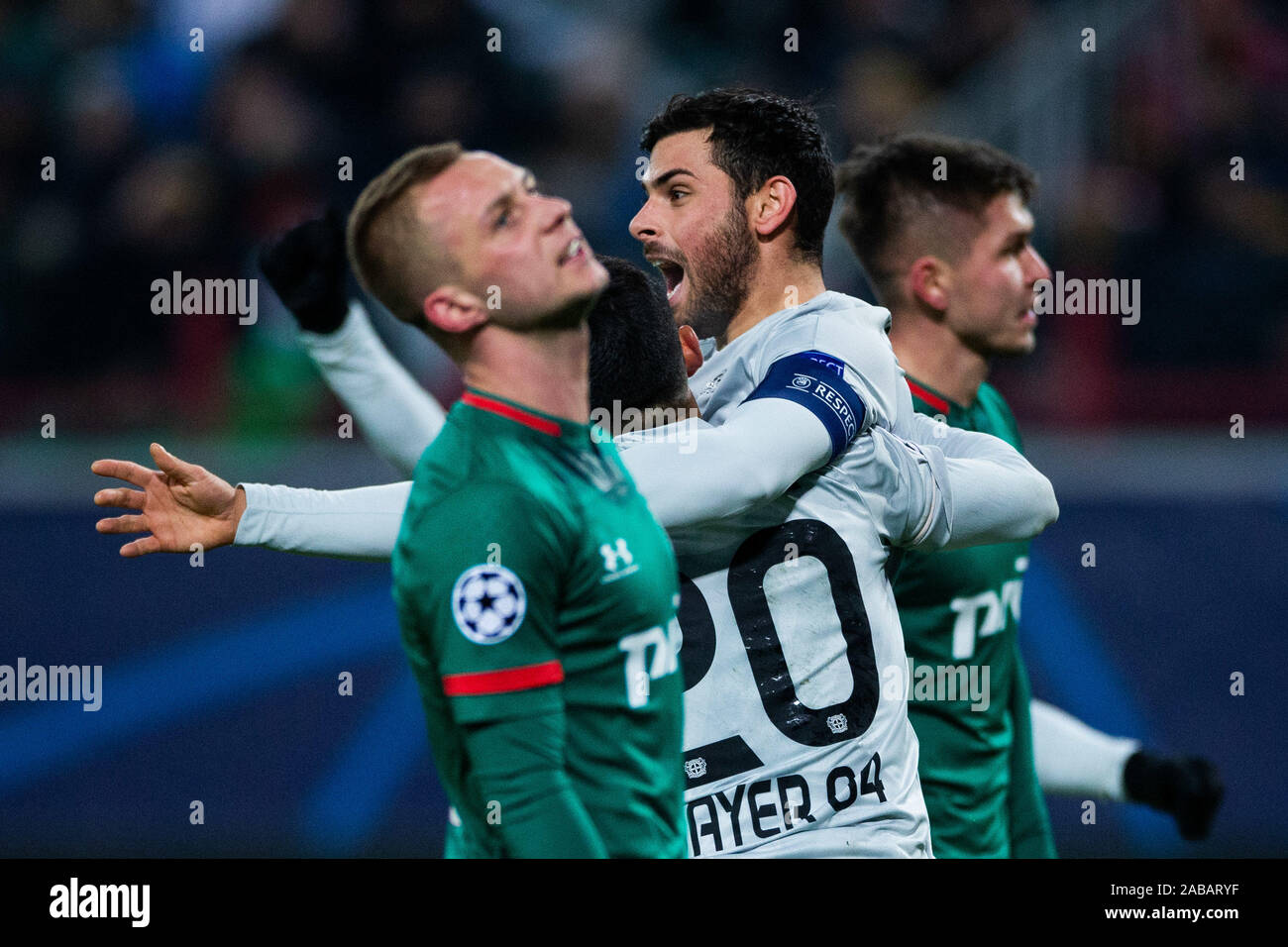 Moscou, Russie. 26 Nov, 2019. Football : Ligue des Champions, Moscou Locomotive - Bayer 04 Leverkusen, phase Groupe, Groupe D, 5e journée dans l'Arène de RZD. Leverkusen's Kevin Volland (r) et Charles Aranguiz sont ravis de l'objectif de 1-0. Crédit : Rolf Vennenbernd/dpa/Alamy Live News Banque D'Images
