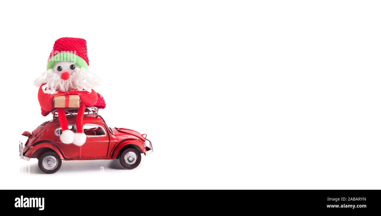 Jouet avec des petits cadeaux de Noël coccinelle Volkswagen voiture rétro sur fond blanc Banque D'Images