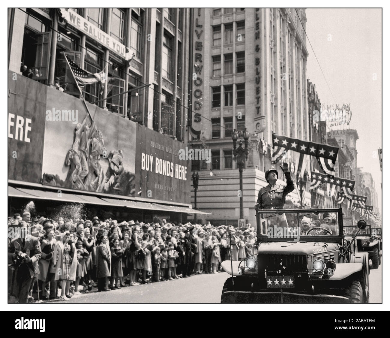 Célébration WW2 Allemagne renonce à la Guerre Après la Seconde Guerre mondiale, 1945 U.S. Army général George S. Patton reconnaît les applaudissements de la foule lors de l'accueil d'un défilé à Los Angeles le 9 juin 1945, dans ce document post WW2 Seconde Guerre mondiale photo Banque D'Images