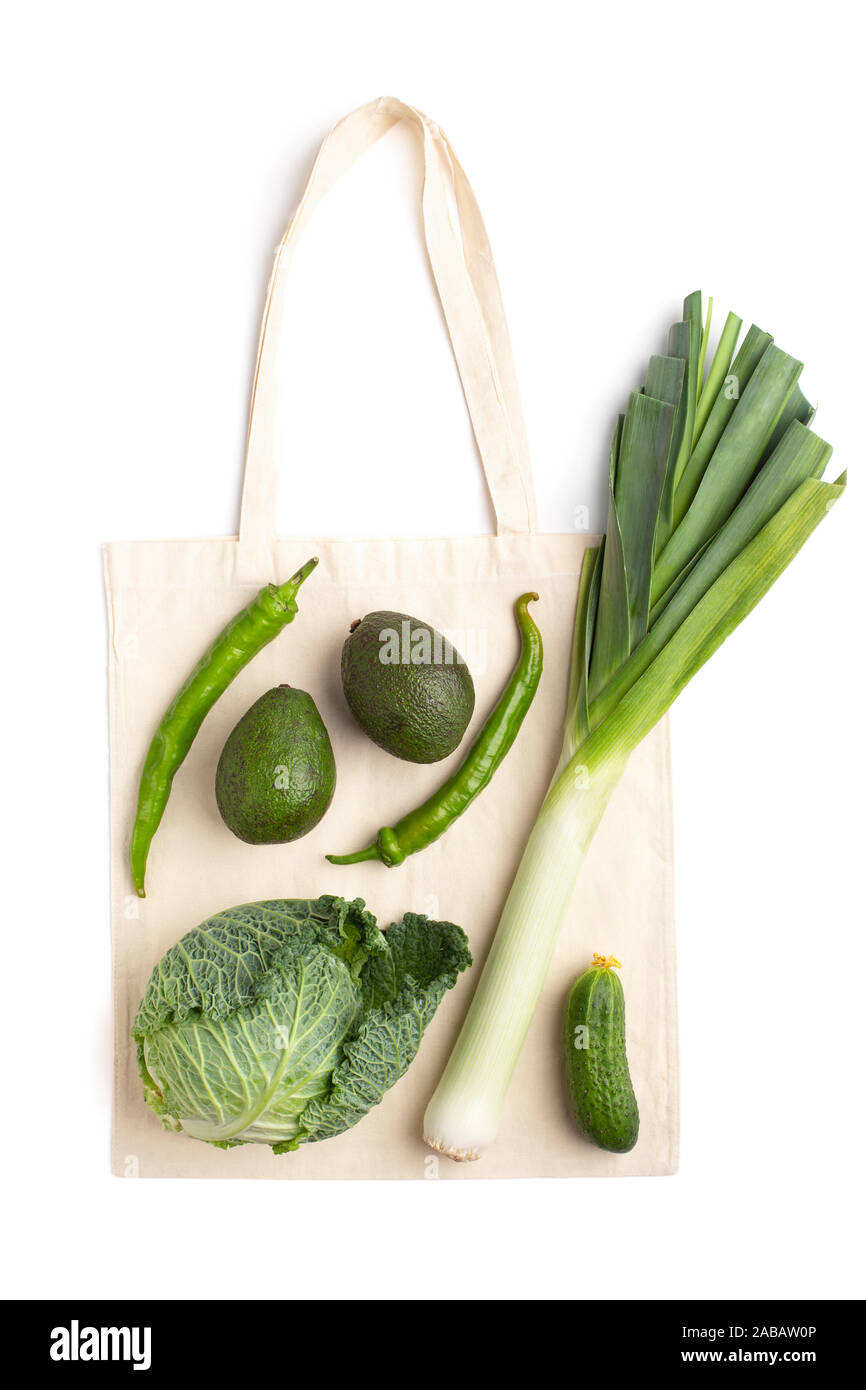 La composition créative de légumes verts et organiques déchets zéro panier Banque D'Images