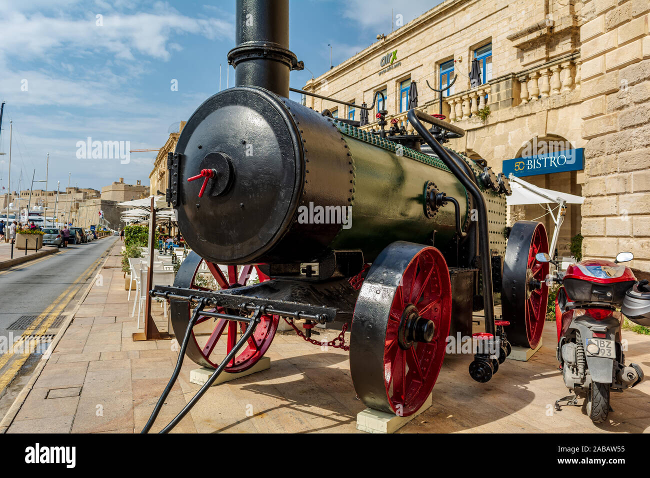 Vieux moteur à vapeur noir debout près de Musée Maritime de Birgu, Malte. Banque D'Images