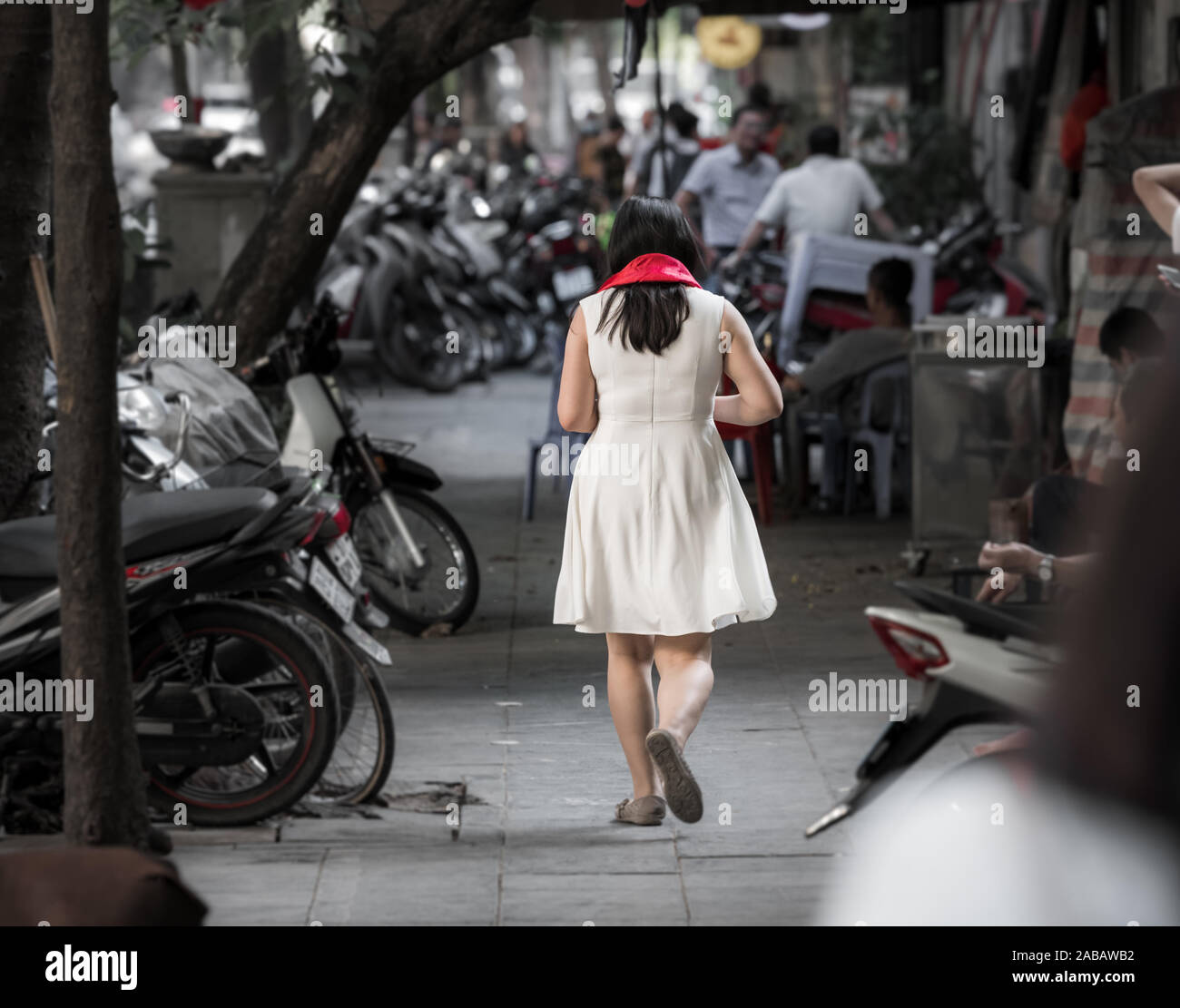 Jolie femme asiatique en se promenant dans les rues d'une ville française  typique dans la région d'Alsace en conversation sur son téléphone portable,  prendre des photos et à la Photo Stock -