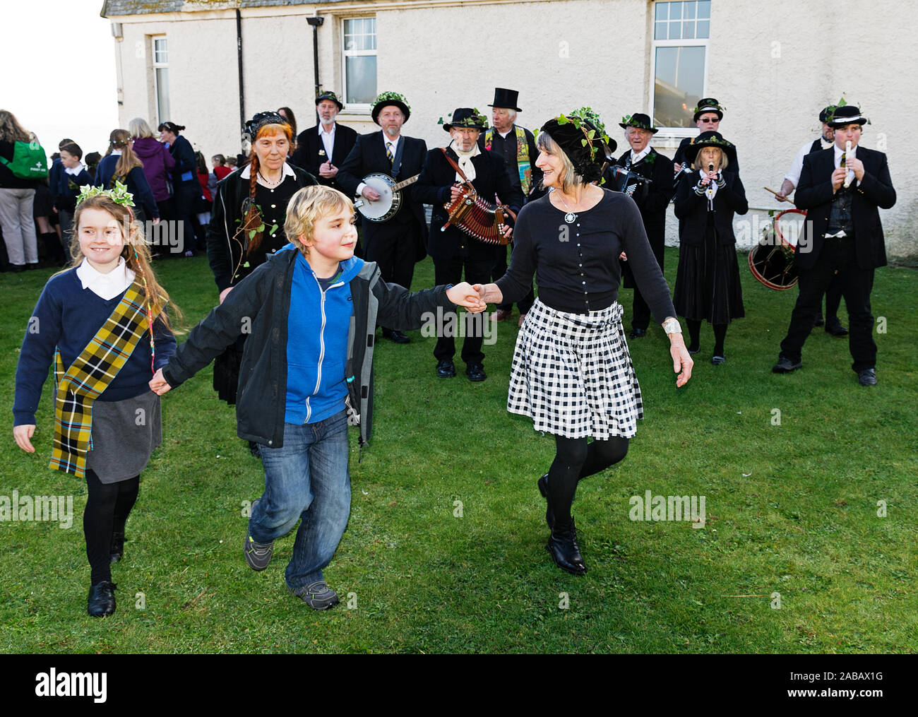 Groupe jouant de la danse folklorique d'enfants à st.ives fête à Cornwall, Angleterre, Grande-Bretagne. Banque D'Images