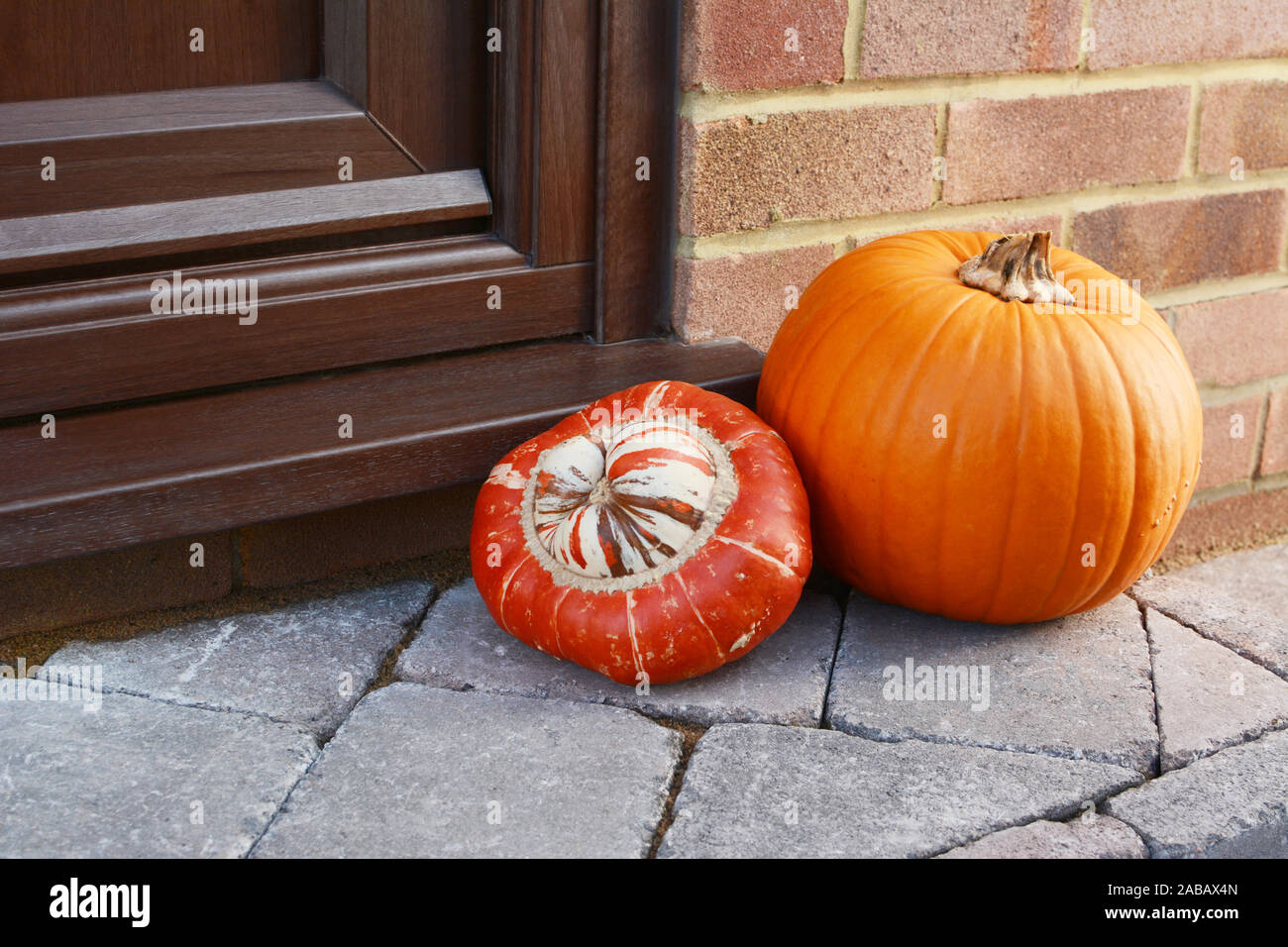 Turcs et une courge Turban orange citrouille comme décoration d'automne sur une pierre de la porte avec copie espace Banque D'Images