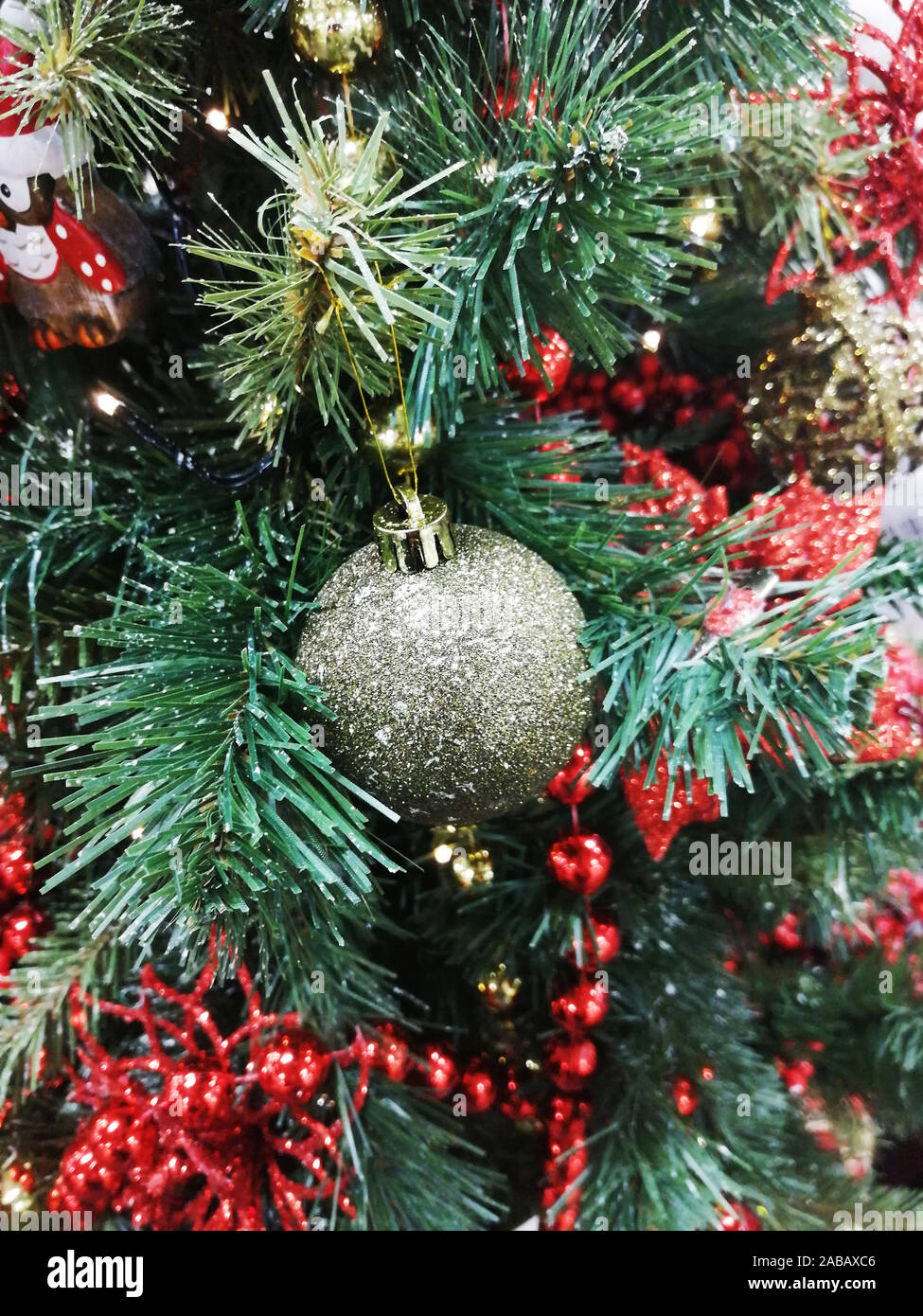 arrière-plan flou. Boules de Noël sur l'arbre de Noël, cadeaux, fond coloré pour cartes, de nombreux objets. Arrière-plan de Noël avec lumière bokeh Banque D'Images