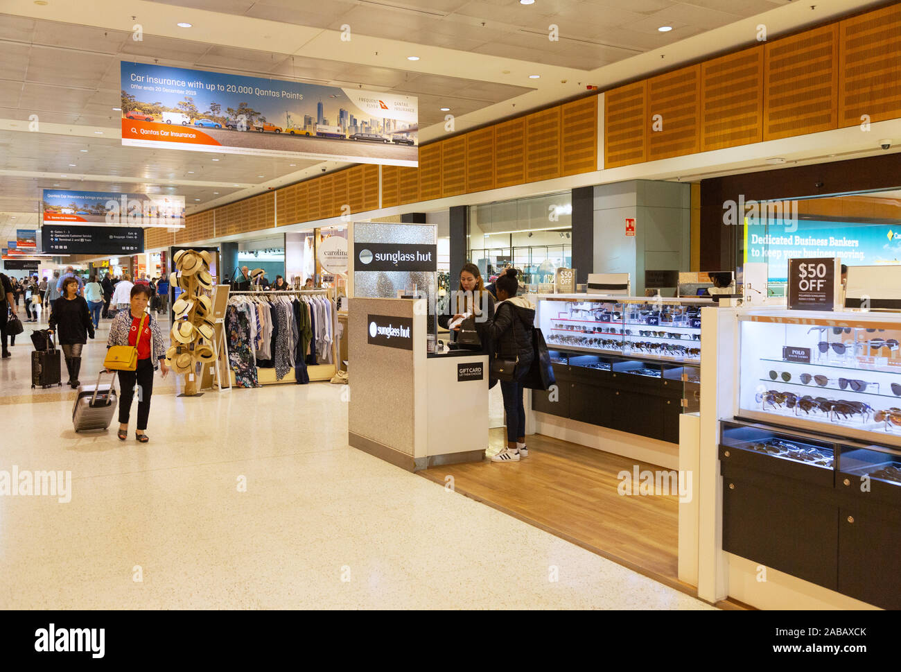 L'aéroport de Sydney ; les passagers dans l'aérogare, l'aéroport de Sydney, Sydney, Australie Banque D'Images