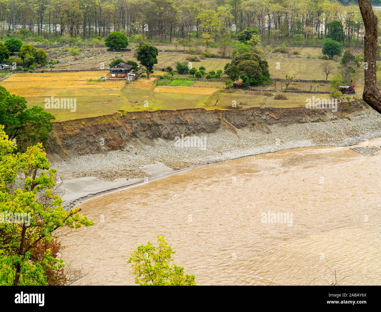 Khet, un village isolé sur les rives de la rivière Sarda au Népal et la frontière près de Sem, village collines Kumaon, Uttarakhand, Inde Banque D'Images