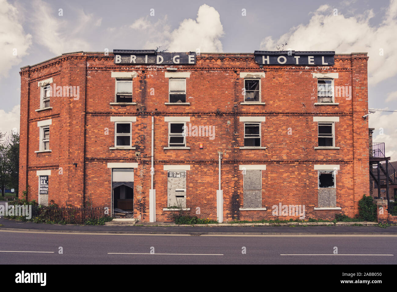 Sutton Bridge, Lincolnshire, Angleterre, Royaume-Uni - 26 Avril 2019 : Le reste à l'abandon de l'hôtel Bridge Banque D'Images