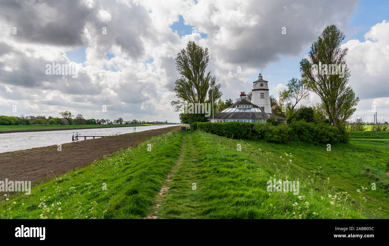 Guy's Head, Lincolnshire, Angleterre, Royaume-Uni - 26 Avril 2019 : La rivière Nene et l'Ouest Nene Lighthouse Banque D'Images