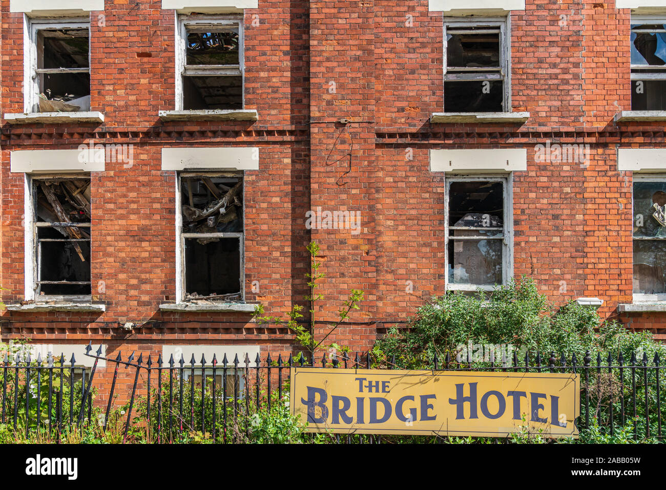 Sutton Bridge, Lincolnshire, Angleterre, Royaume-Uni - 26 Avril 2019 : Le reste à l'abandon de l'hôtel Bridge Banque D'Images