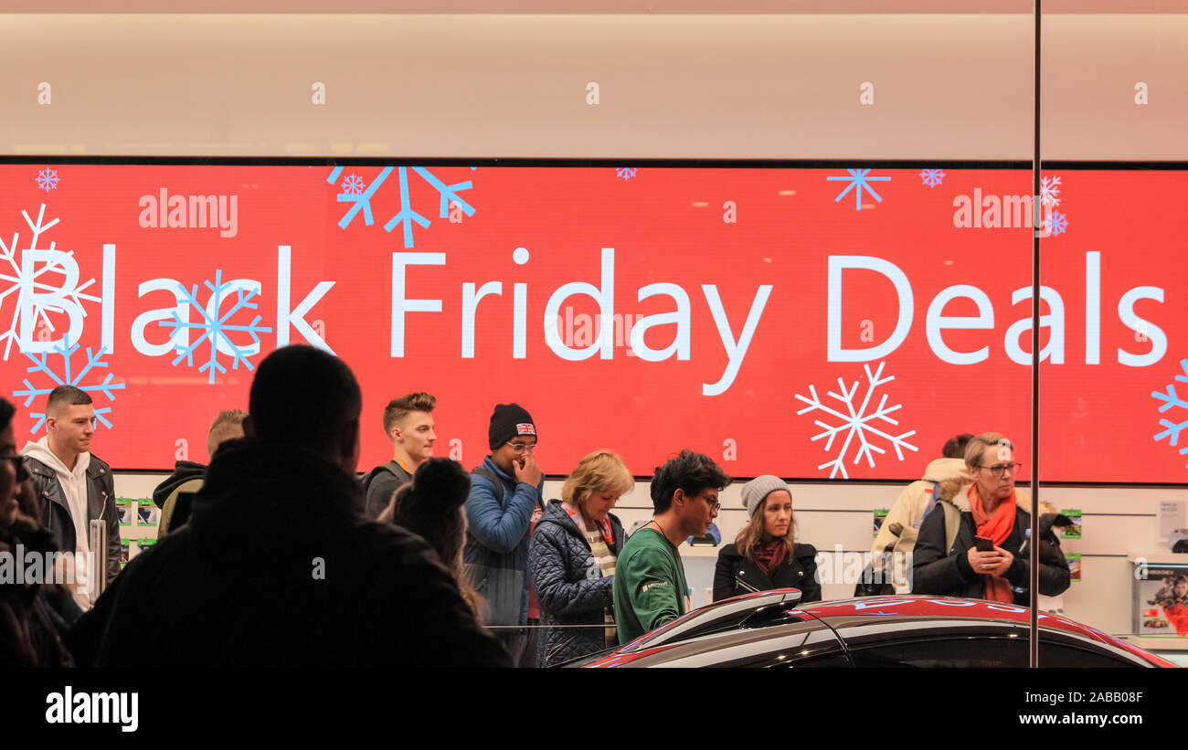 Londres, Royaume-Uni. 26 Nov, 2019. Vendredi noir spécial traite sont annoncés partout dans le centre de Londres, à mesure que les détaillants l'espoir d'une journée de vente exceptionnelle. Credit : Imageplotter/Alamy Live News Banque D'Images