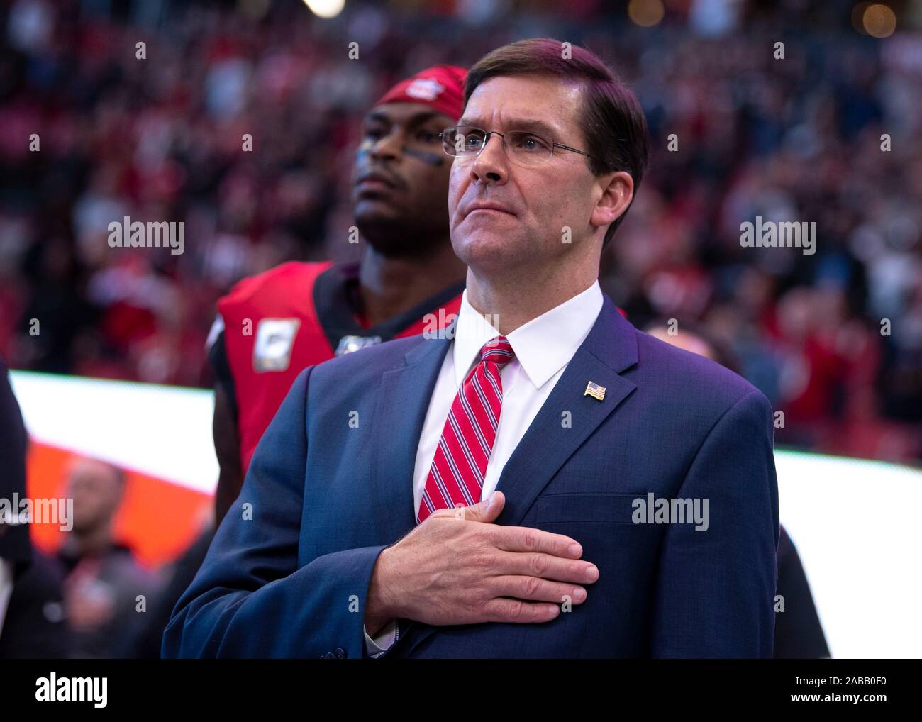 Le Secrétaire à la défense américain Mark Esper est l'acronyme de l'hymne national lors de l'Atlanta Falcons et Tampa Bay Buccaneers Salut au Service American football Jeu 24 Novembre, 2019 n'Atlanta, en Géorgie. Banque D'Images