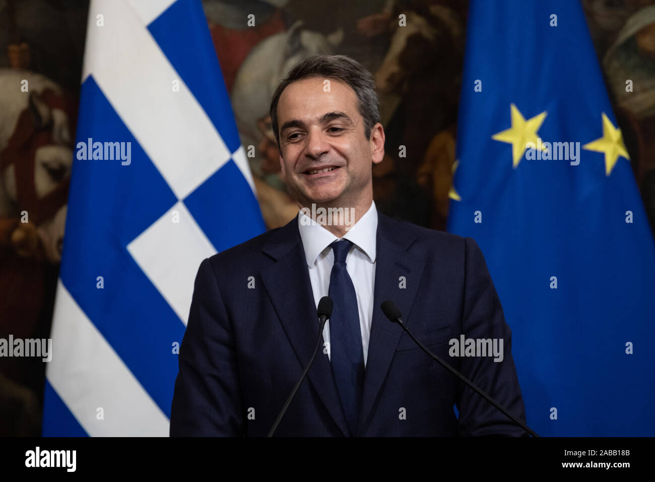 Le premier ministre de la République hellénique, Kyriakos M ?tsotak ?s'adresse à la presse au Palais Chigi. Banque D'Images