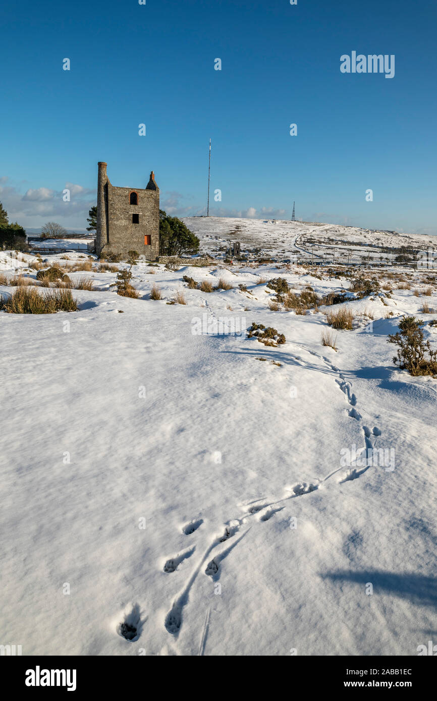 Phoenix sud Mine ; maison ; moteur ; la neige Bodmin Moor, Cornwall, UK Banque D'Images