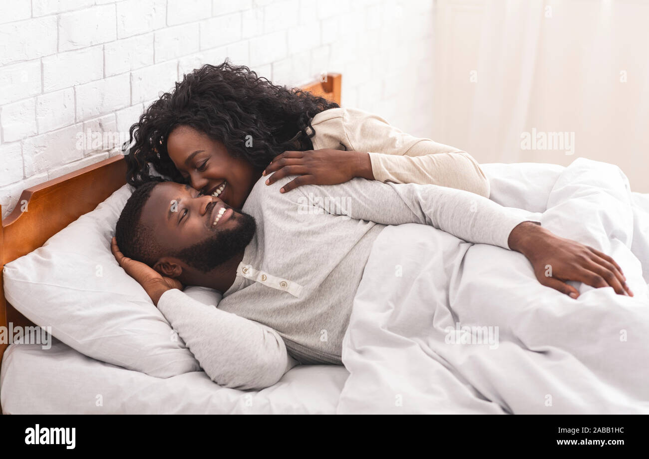 Relaxed couple kissing in bed Banque de photographies et d’images à