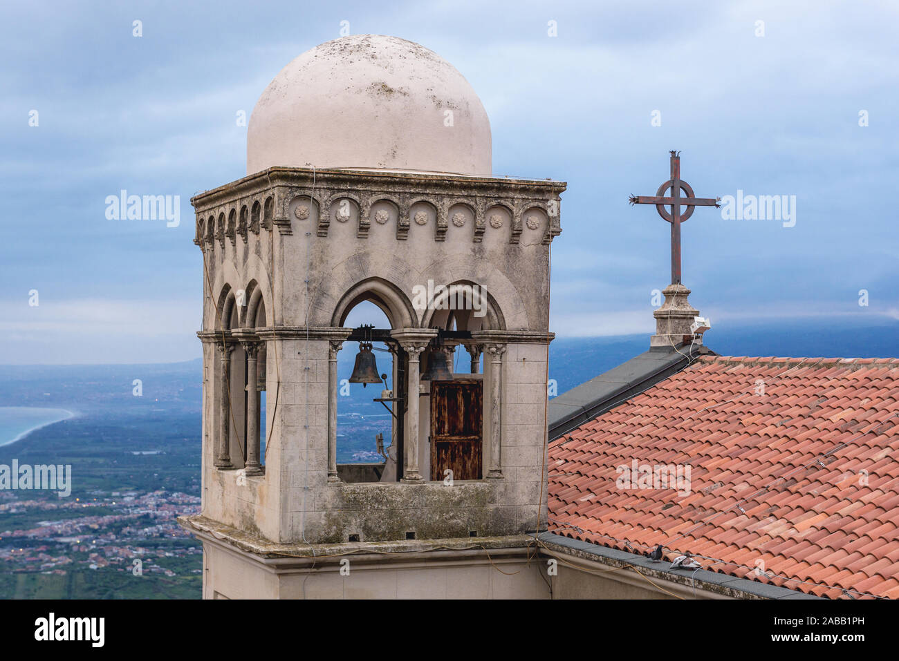 Clocher de l'église San Nicolo di Bari à Castelmola ville dans la province de Messine dans la région Sicile Banque D'Images