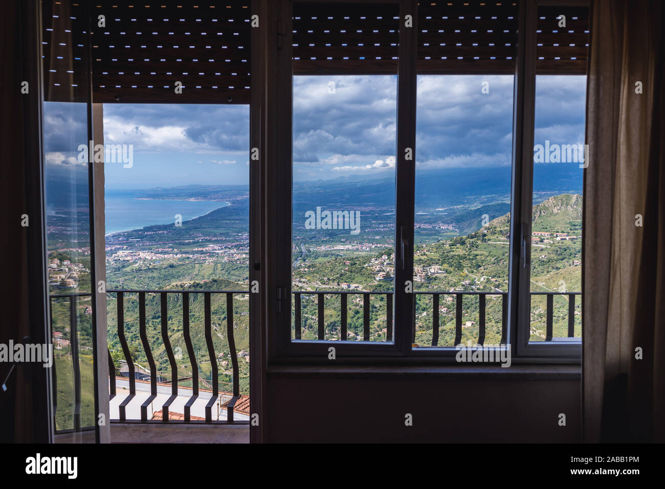 Voir à partir de la chambre d'hôtel à Taormina ville dans la province de Messine dans la région Sicile Banque D'Images