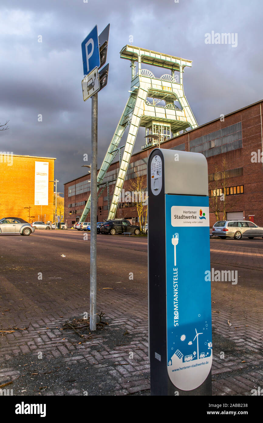 Tréteau Double bâti au-dessus de la fosse 7 de l'arbre de la mine désaffectée Ewald à Herten, station de charge pour voitures électriques, Herten public municipal, Banque D'Images