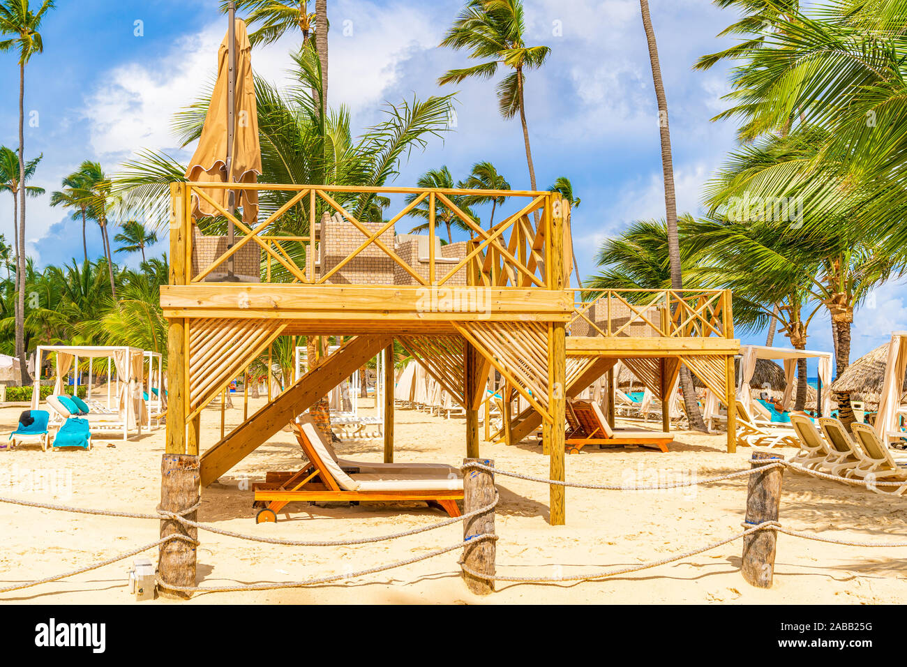 La plage paisible avec chaise de salon à Punta Cana, République dominicaine. Banque D'Images