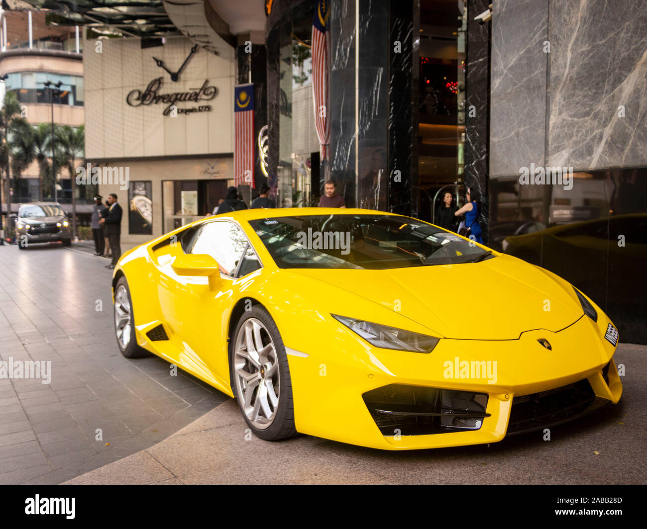Gialo Ouragan jaune Lamborghini LP stationné à l'extérieur un hôtel à Kuala Lumpur, Malaisie Banque D'Images