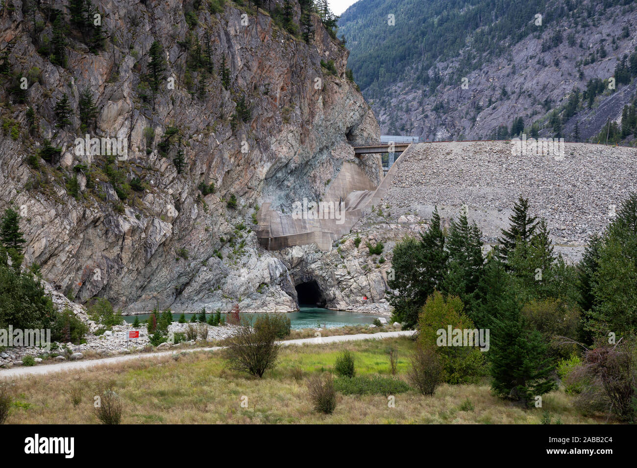 Vue sur le barrage de la Mission Site de loisirs pendant une journée d'été. Lacated près de Lillooet (Colombie-Britannique), Canada. Banque D'Images