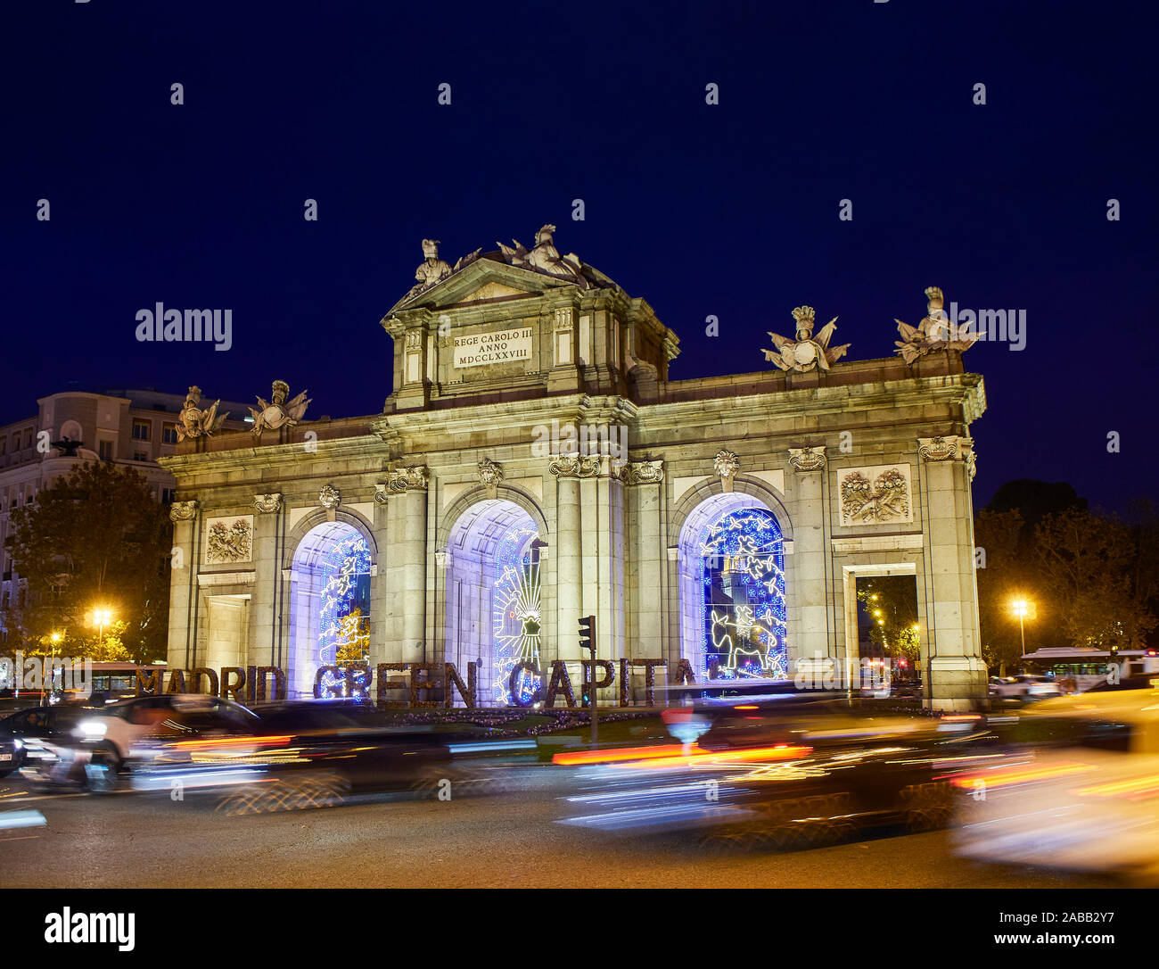 Alcala Gate (Puerta de Alcala) à la tombée de la nuit éclairée par des lumières de Noël. La place de l'indépendance, vue de la rue Alcala. Madrid, Espagne. Banque D'Images