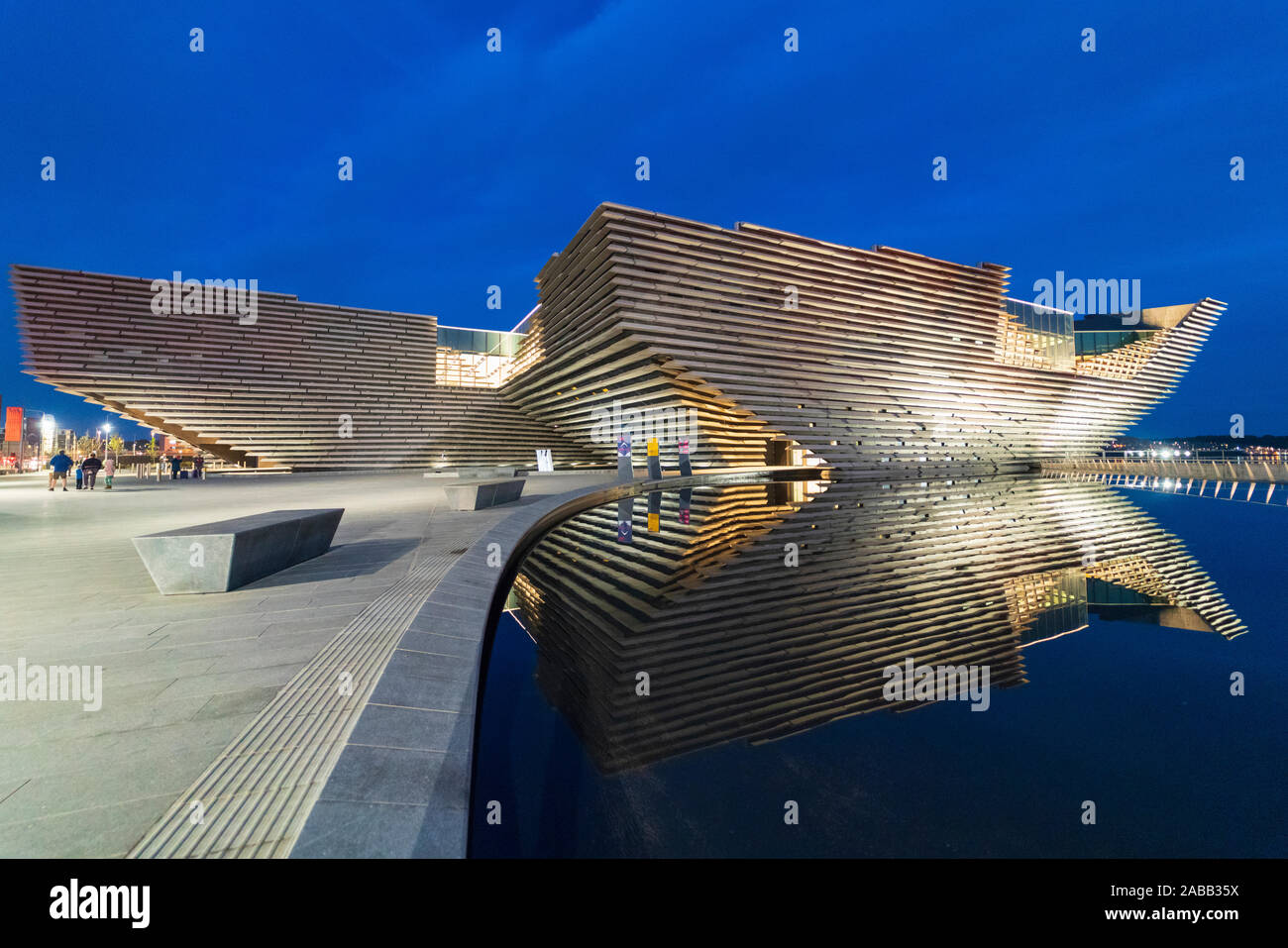Vue extérieure du nouveau musée V&A dans la soirée à Dundee, Écosse, Royaume-Uni. L'architecte Kengo Kuma. Banque D'Images