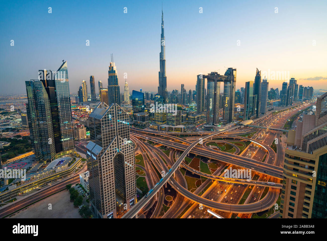 L'horizon de Dubaï, Sheikh Zayed Road et de gratte-ciel Burj Khalifa au crépuscule à Dubaï, Émirats Arabes Unis Banque D'Images