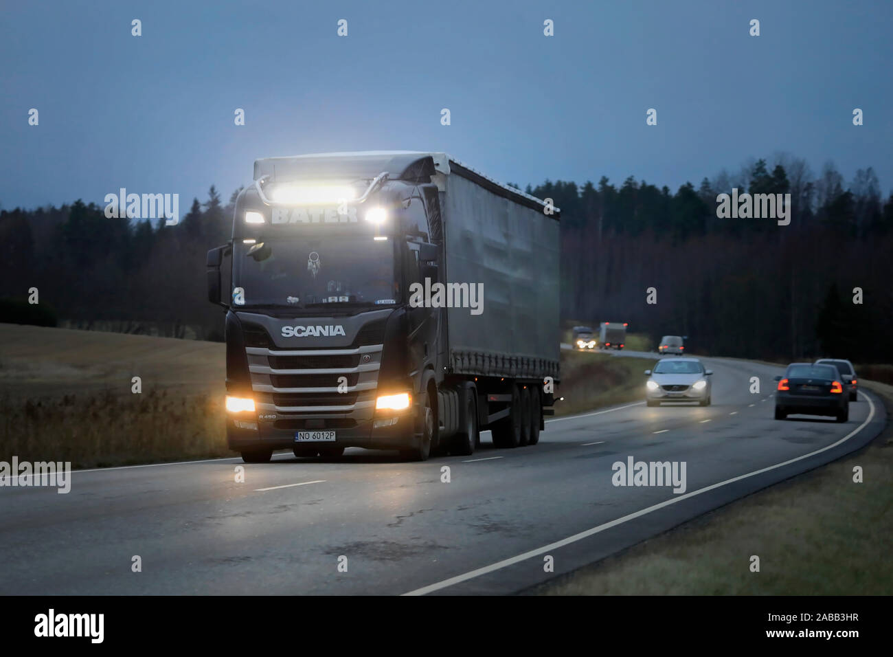 Décoration d'un camion Scania R-450 - Servimedia publicité