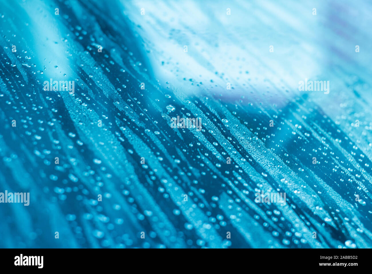 Gouttes d'eau sur le verre fenêtre après la pluie Banque D'Images