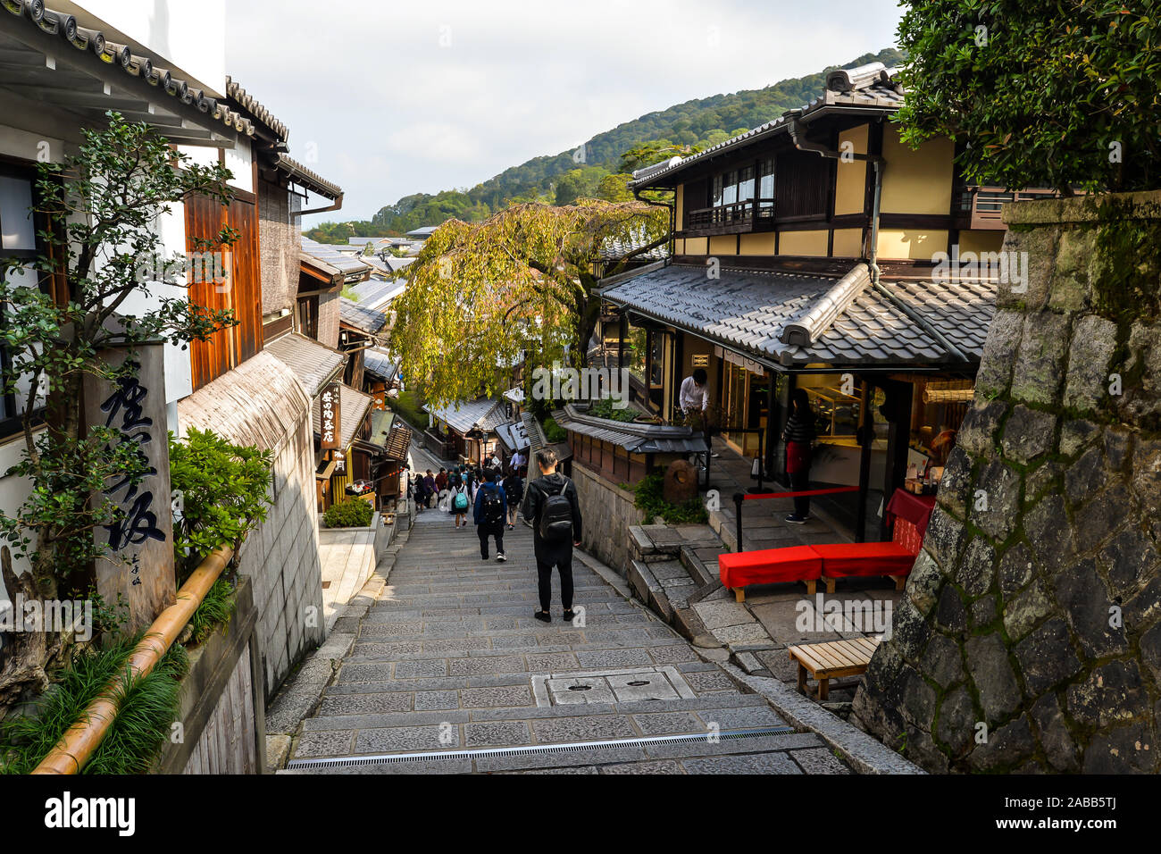 Kyoto, Japon - 10/30/19 - Les gens dans les vieilles rues autour du complexe du temple Kiyomizu-dera. Banque D'Images