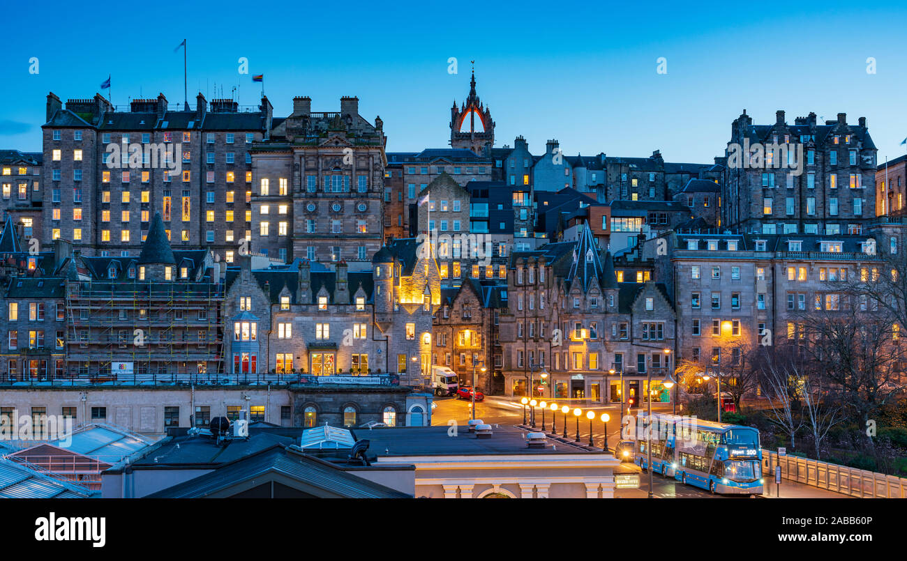 Voir la soirée de bâtiments historiques dans la vieille ville d'Édimbourg, Écosse, Royaume-Uni Banque D'Images