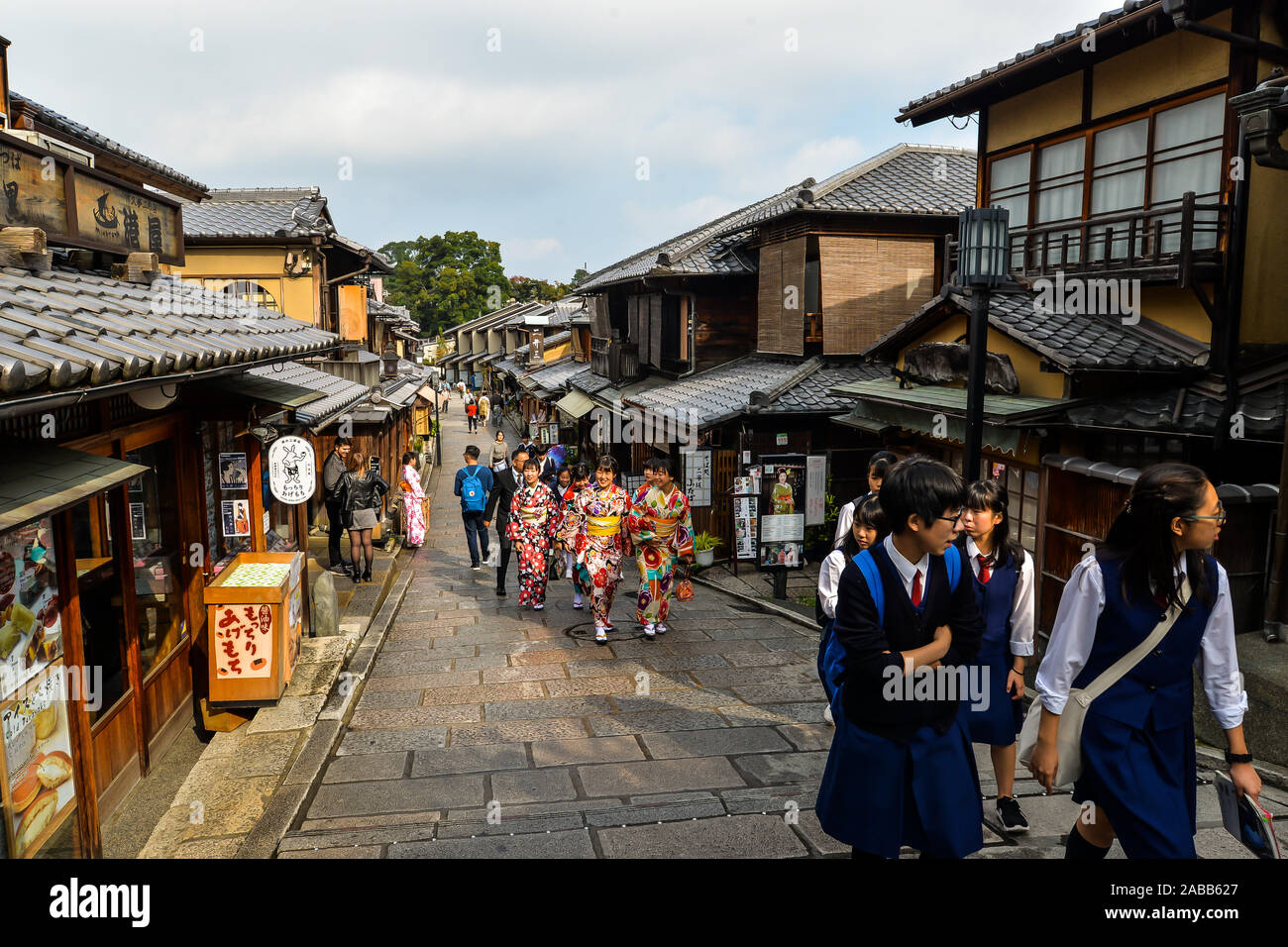 Kyoto, Japon - 10/30/19 - Les gens dans les vieilles rues autour du complexe du temple Kiyomizu-dera. Banque D'Images