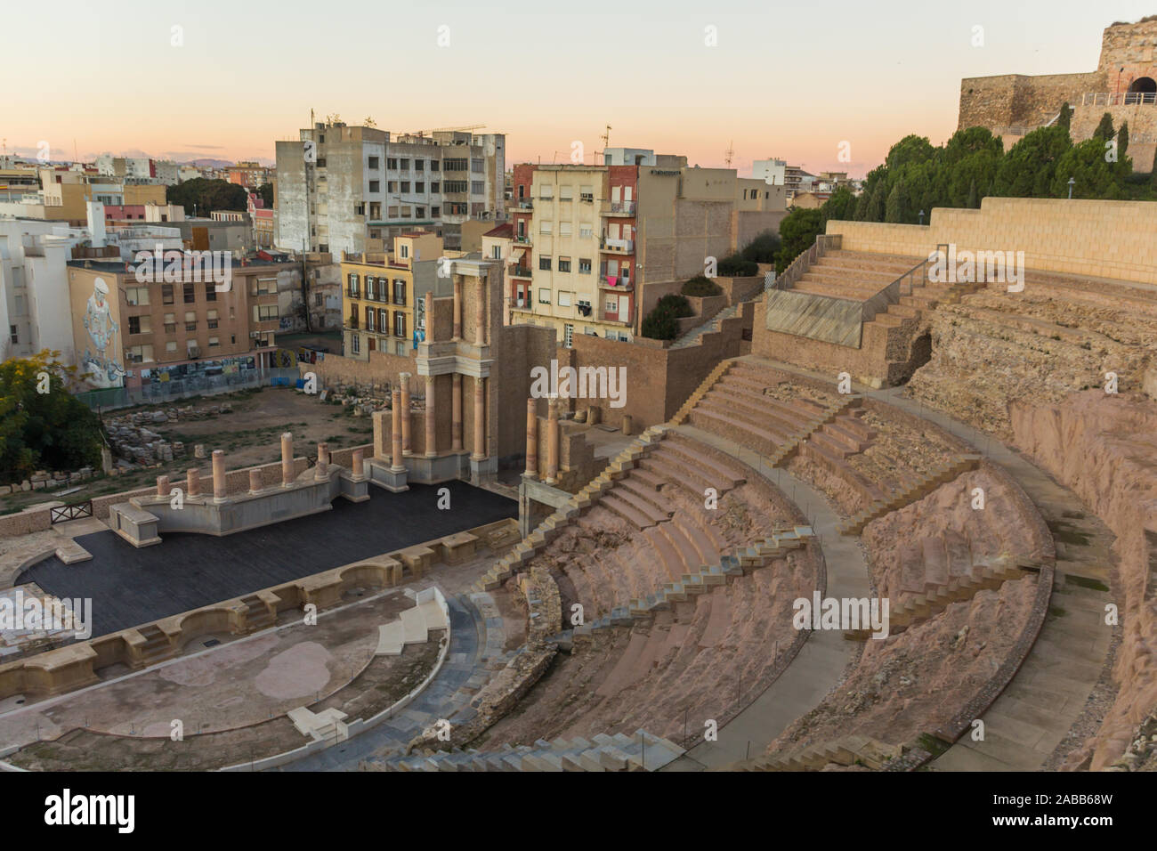 Vue panoramique aérienne de port city Cartagena en Espagne avec le célèbre amphithéâtre romain. Magnifique coucher de soleil sur les montagnes. Objectif grand angle, panorama. Banque D'Images